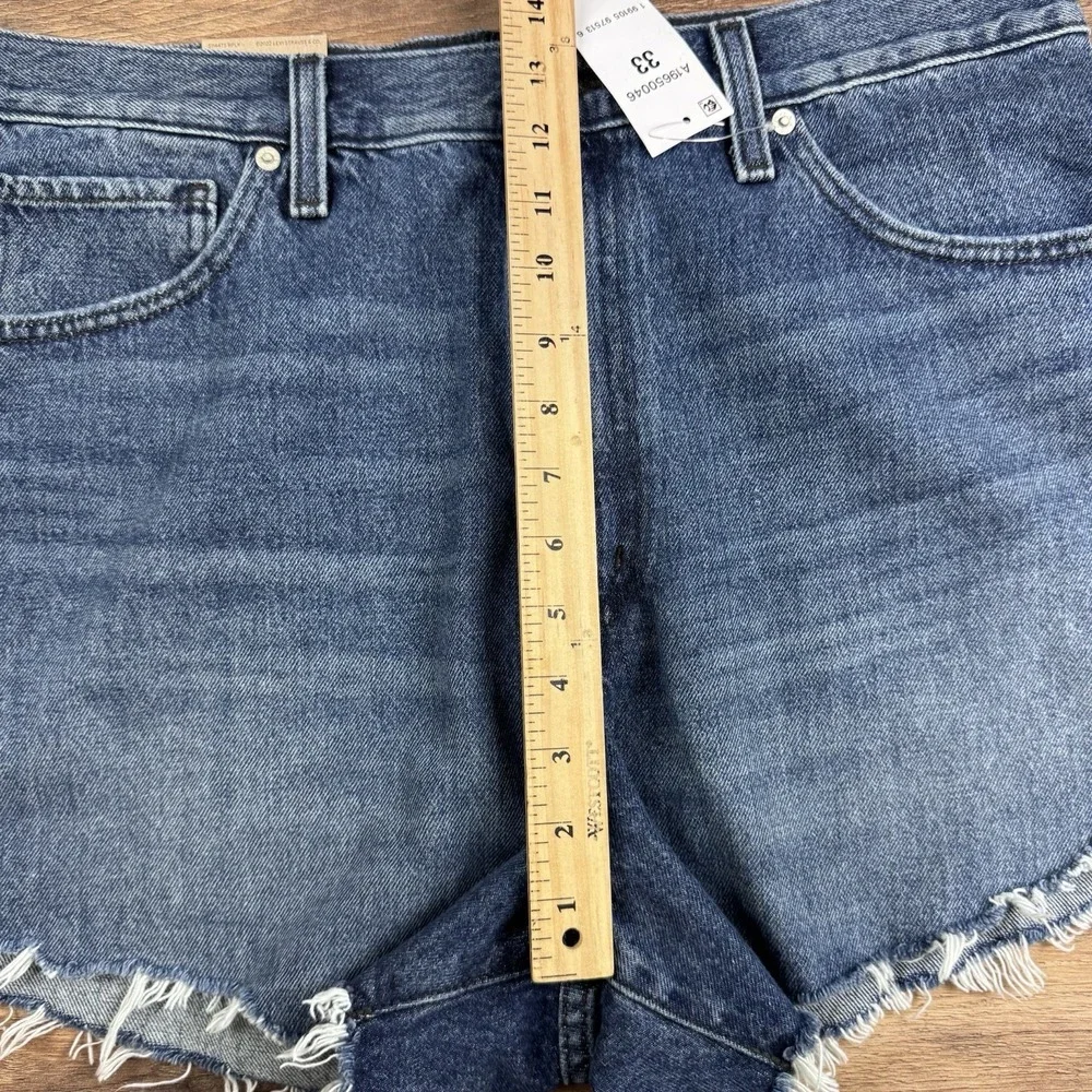 NWT Levi's Women's High-Waisted Denim Mom Shorts Size 33 Medium Wash